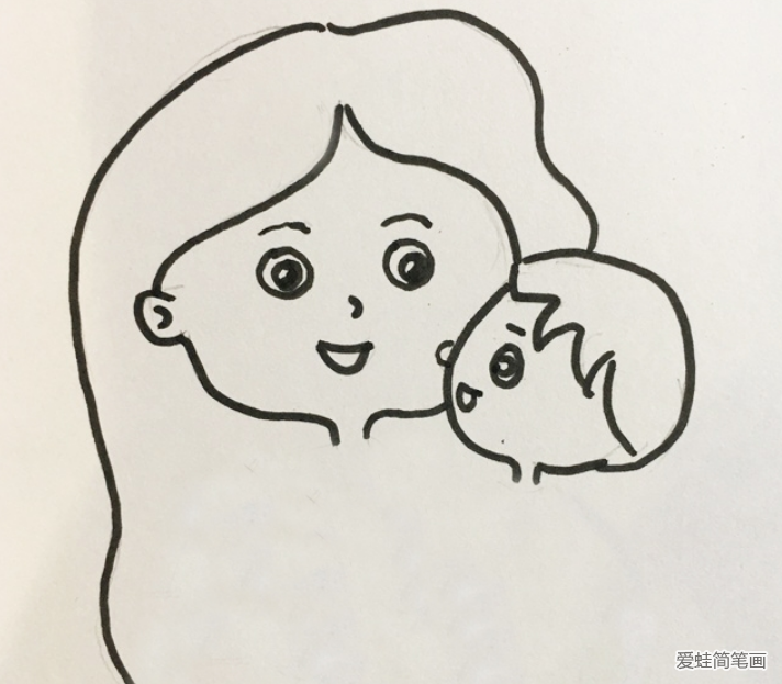 母亲抱着女儿的简笔画
